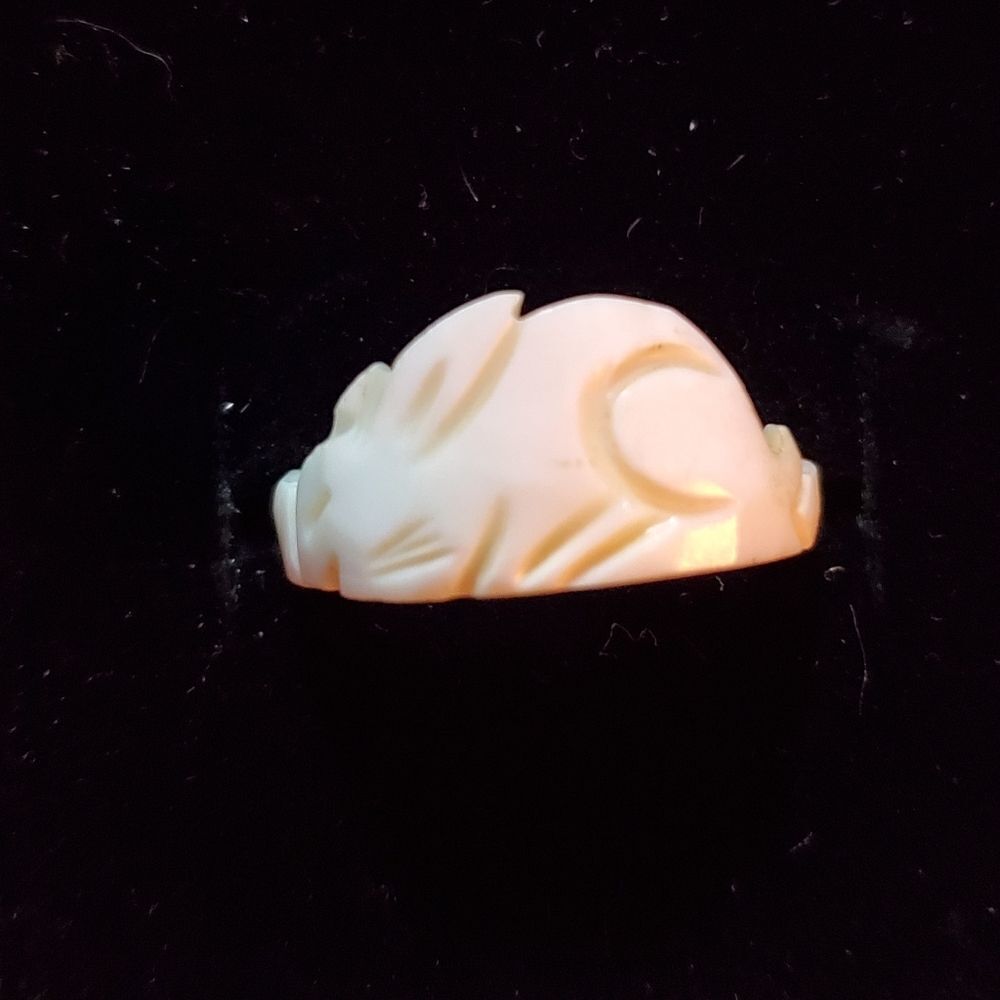 Cream Carved Shell Rabbit Ring - Picture 2 of 3